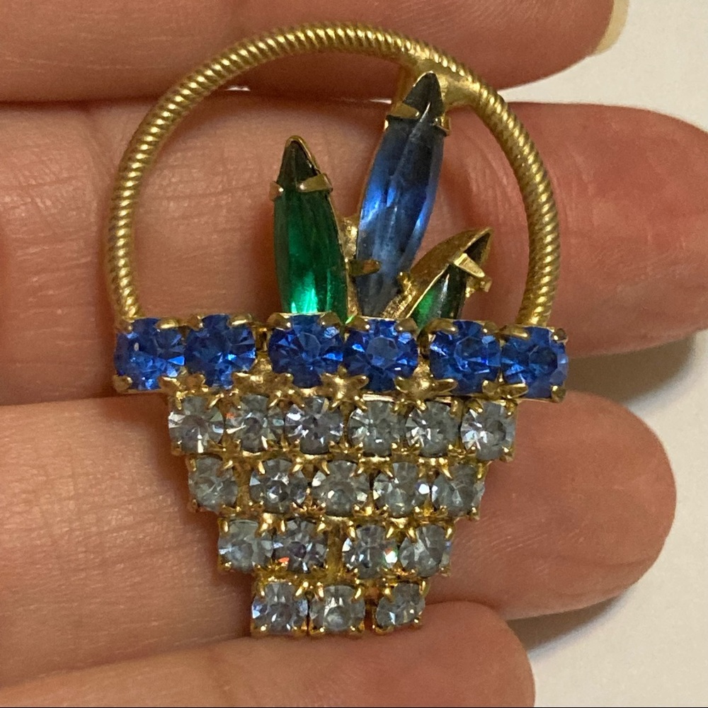 SAPPHIRE AND RHINESTONE UNIQUE VINTAGE FLOWER BASKET GOLD TONE PIN BROOCH